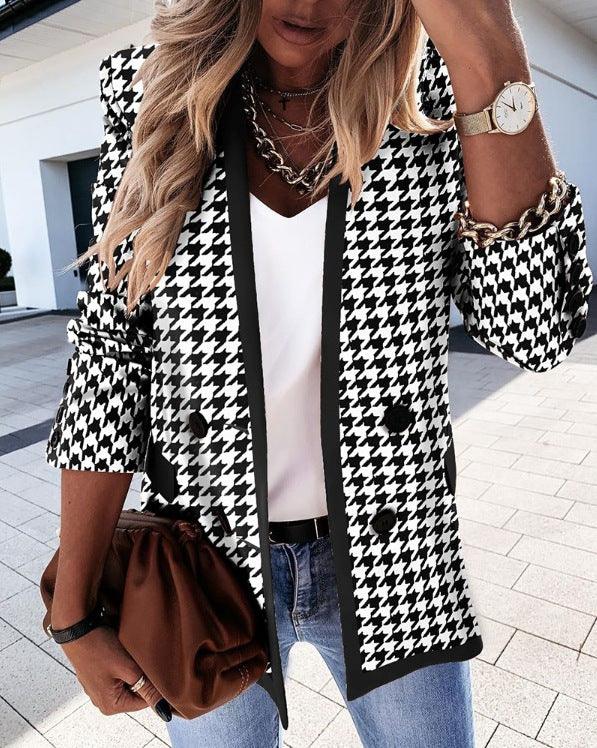 Traje elegante con botones para un look atemporal